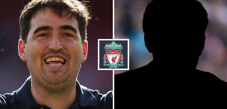 Entrenador sonriendo junto al logo del Liverpool