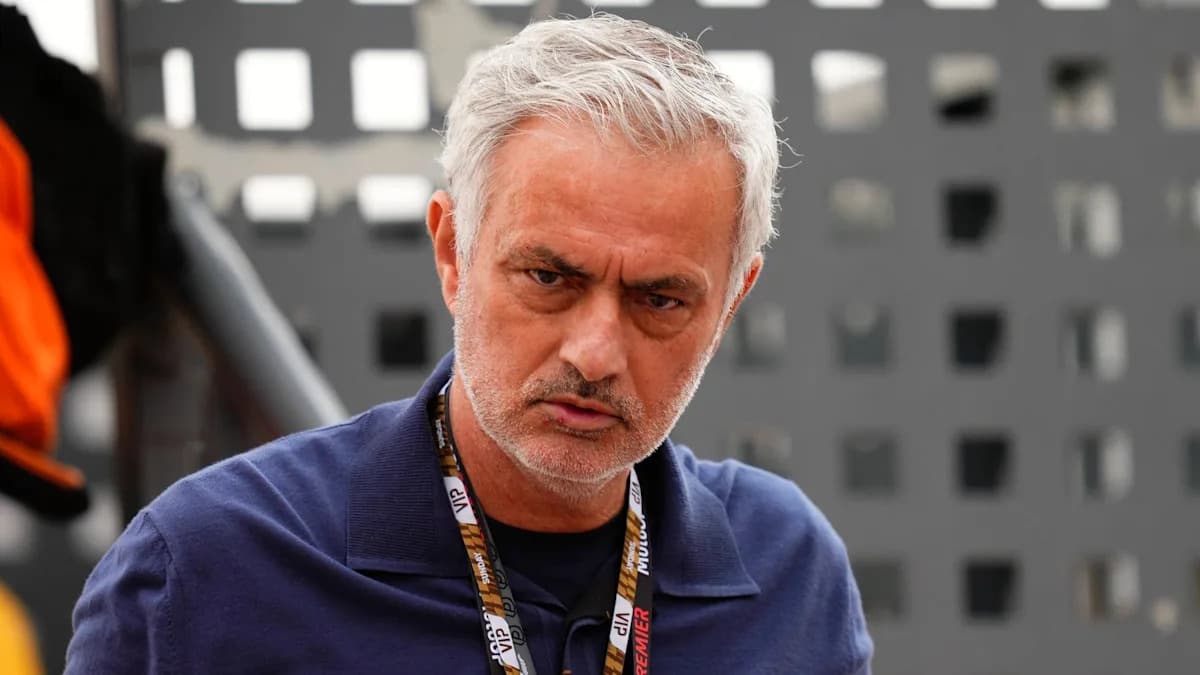 Entrenador observando durante evento deportivo