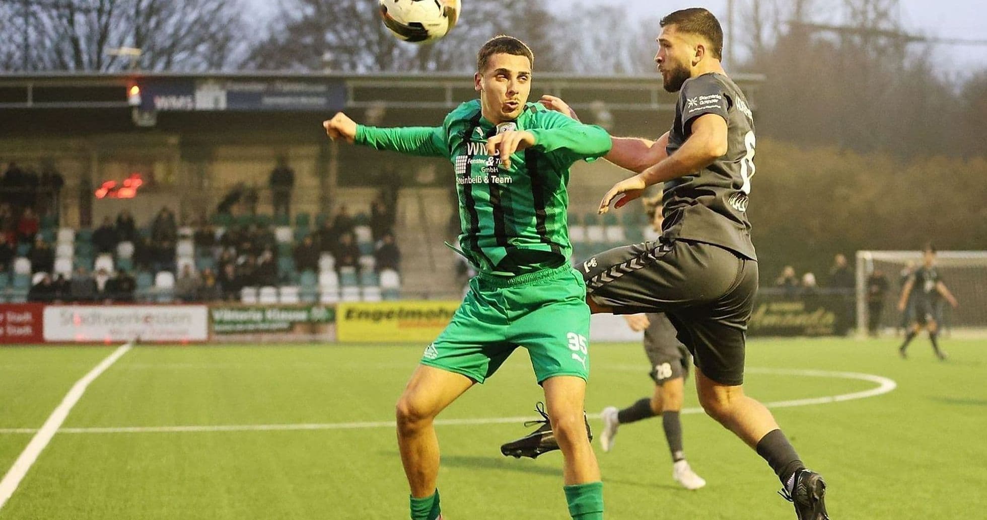 Jugadores compitiendo en un partido de fútbol