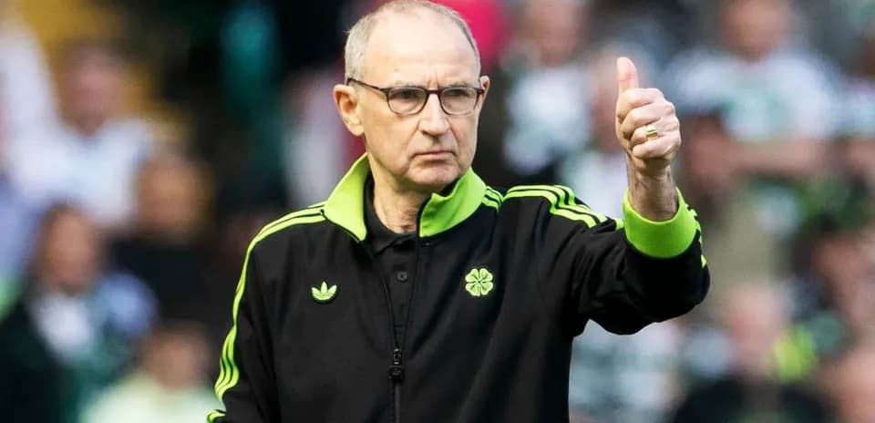 Entrenador dando un pulgar hacia arriba durante el partido