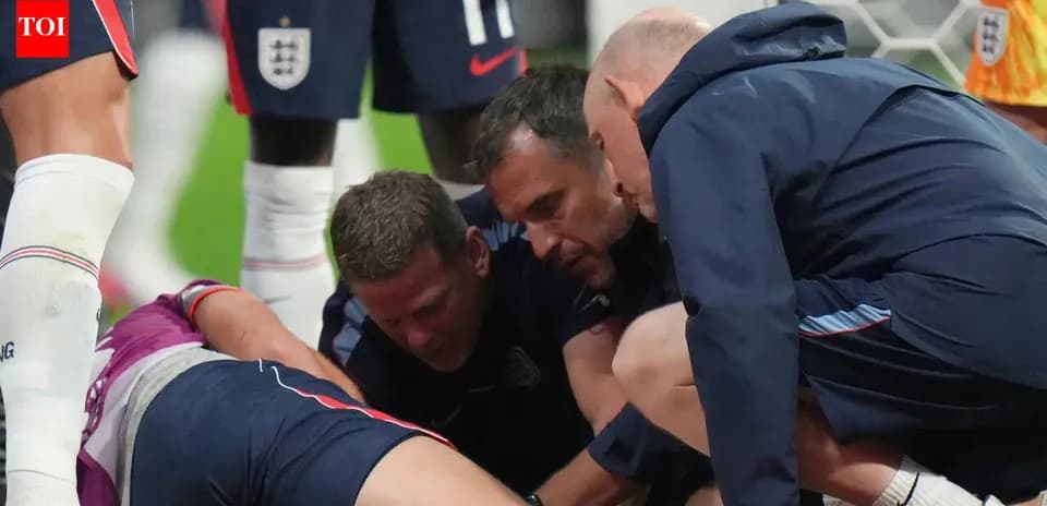 Personal médico atendiendo a un jugador en el suelo