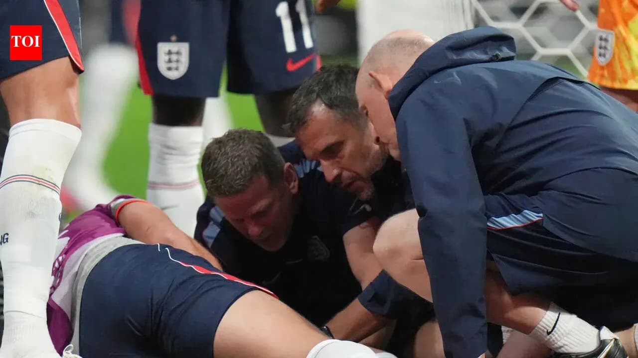 Personal médico atendiendo a un jugador en el suelo