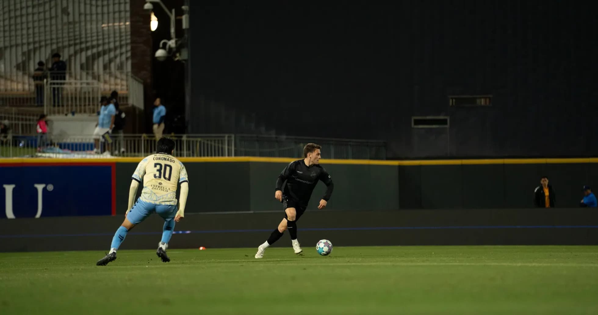 Jugador corriendo con el balón en el partido