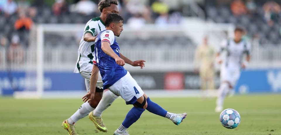 Jugador de Lexington chutando el balón