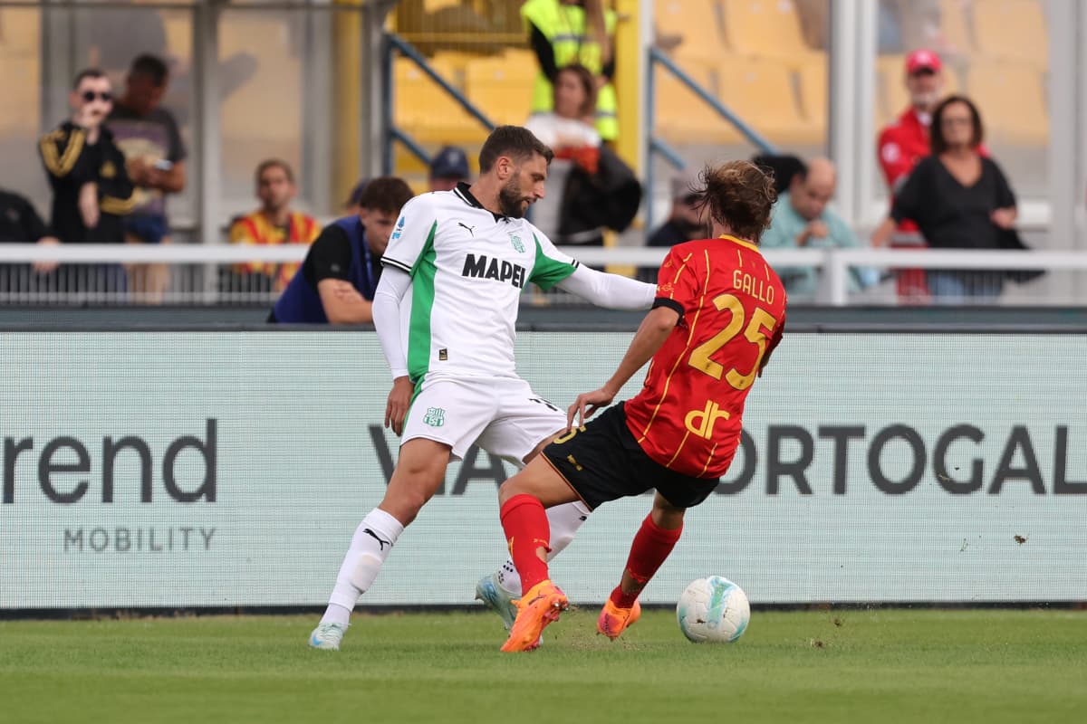 Jugador de Sassuolo desafiando a Gallo de Lecce