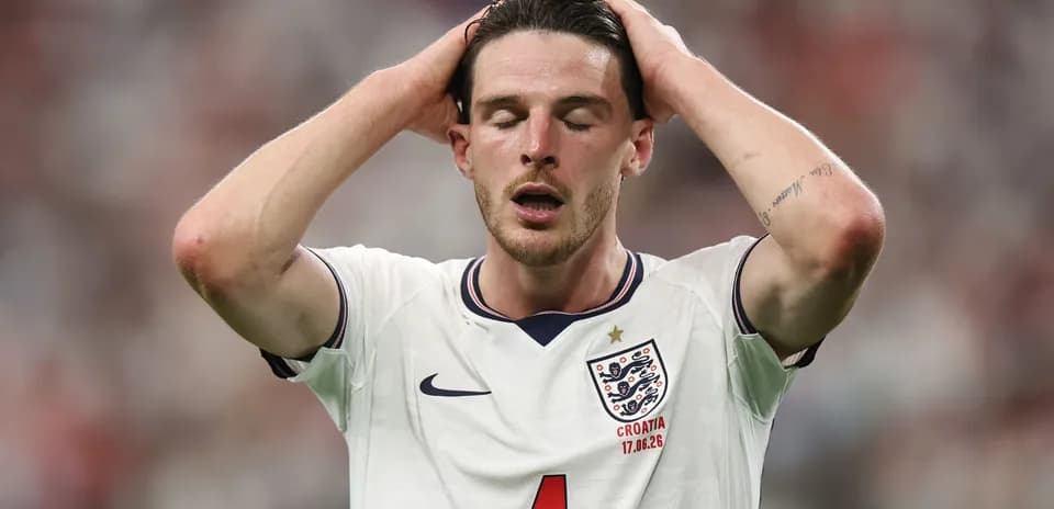 Jugador de Inglaterra con manos en la cabeza