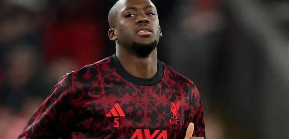 Jugador de Liverpool en uniforme durante el calentamiento