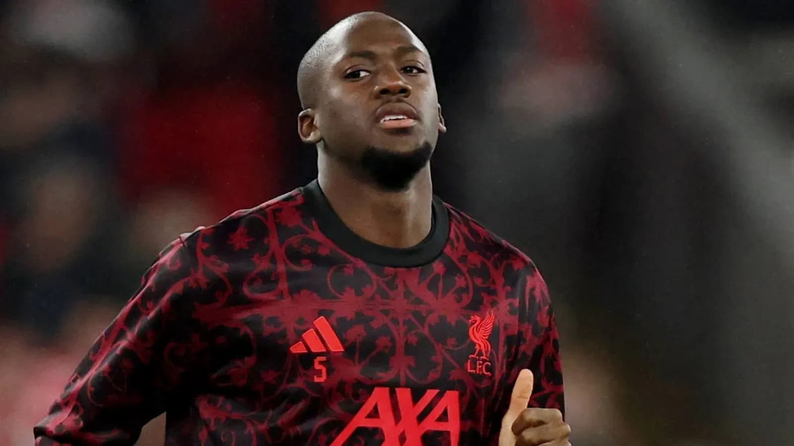 Jugador de Liverpool en uniforme durante el calentamiento