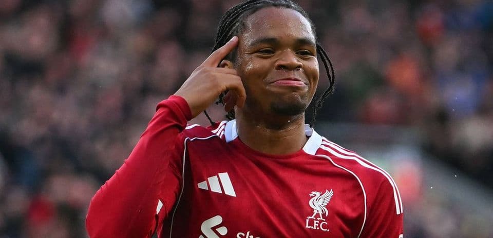 Jugador de Liverpool celebrando con gesto de la cabeza