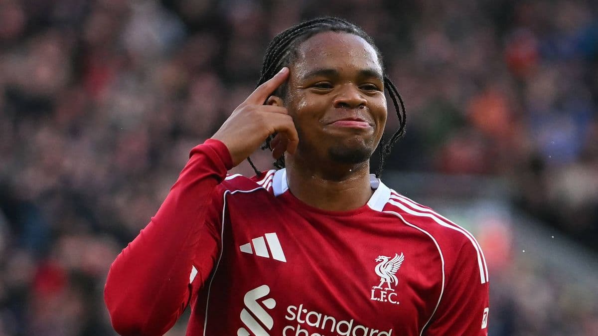 Jugador de Liverpool celebrando con gesto de la cabeza