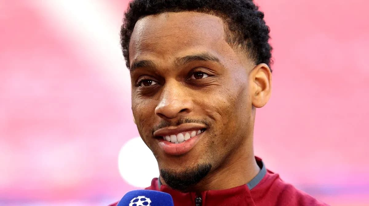 Jugador sonriendo durante una entrevista previa al partido