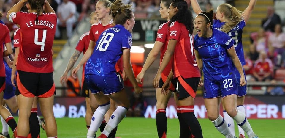 Jugadoras de Chelsea y Manchester United en acción
