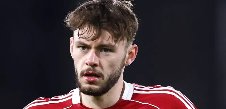 Jugador de fútbol con camiseta roja en primer plano