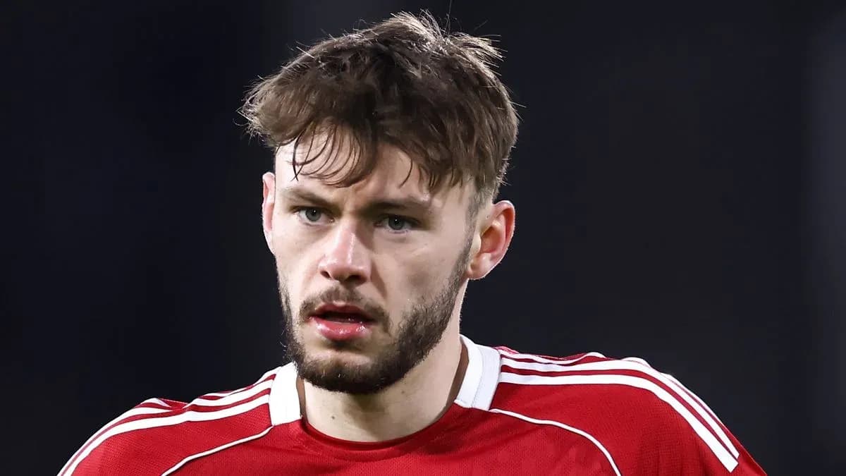 Jugador de fútbol con camiseta roja en primer plano