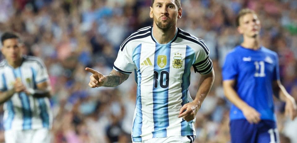 Lionel Messi celebrando un gol en partido
