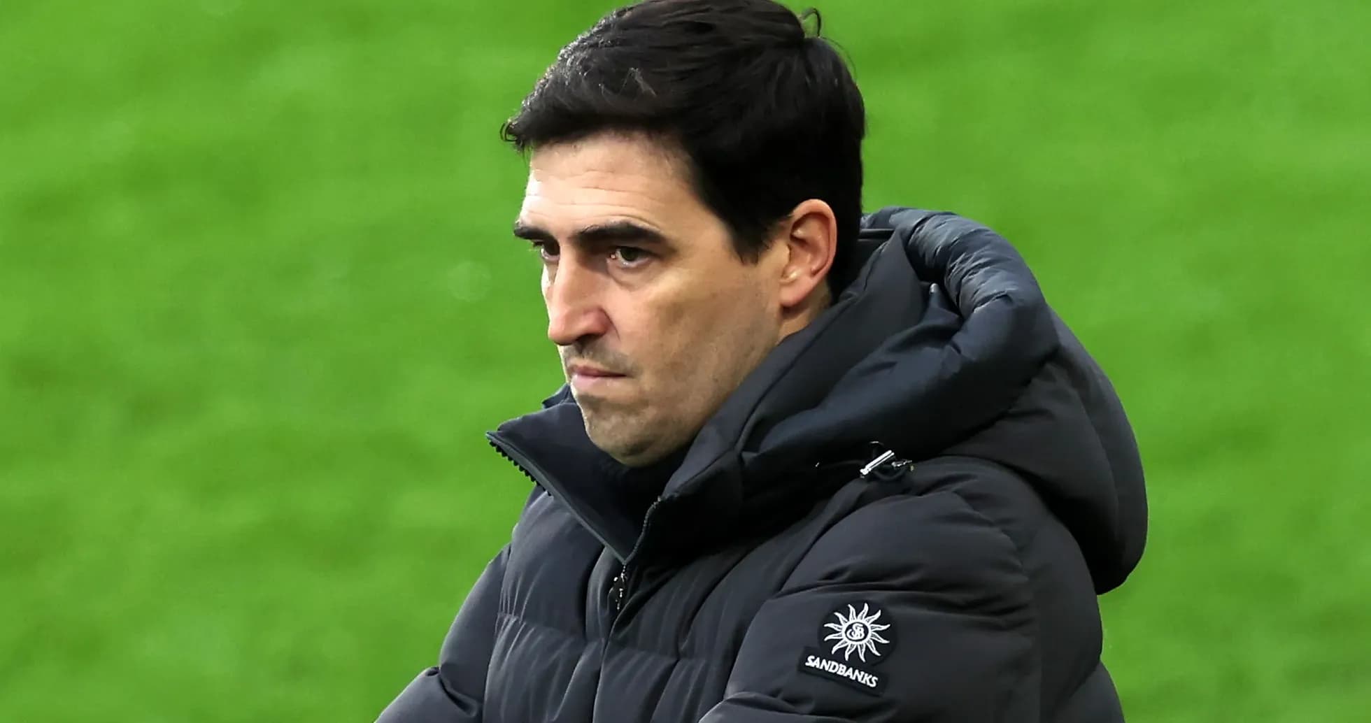 Entrenador observando el partido desde la banda