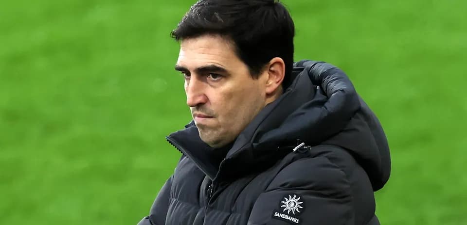 Entrenador observando el partido desde la banda