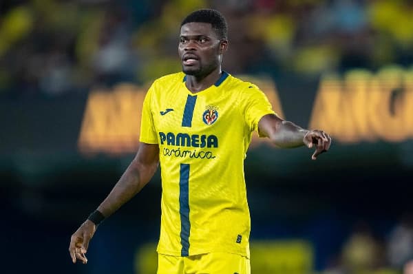 Jugador de Villarreal señalando en el campo