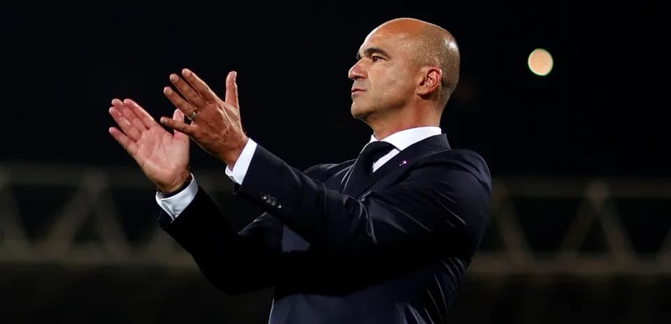 Entrenador aplaudiendo durante el partido