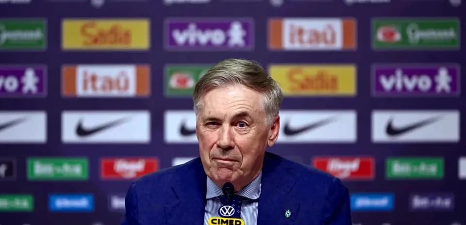 Entrenador en conferencia de prensa con micrófono