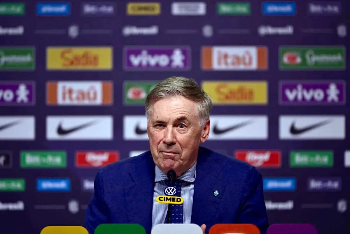 Entrenador en conferencia de prensa con micrófono