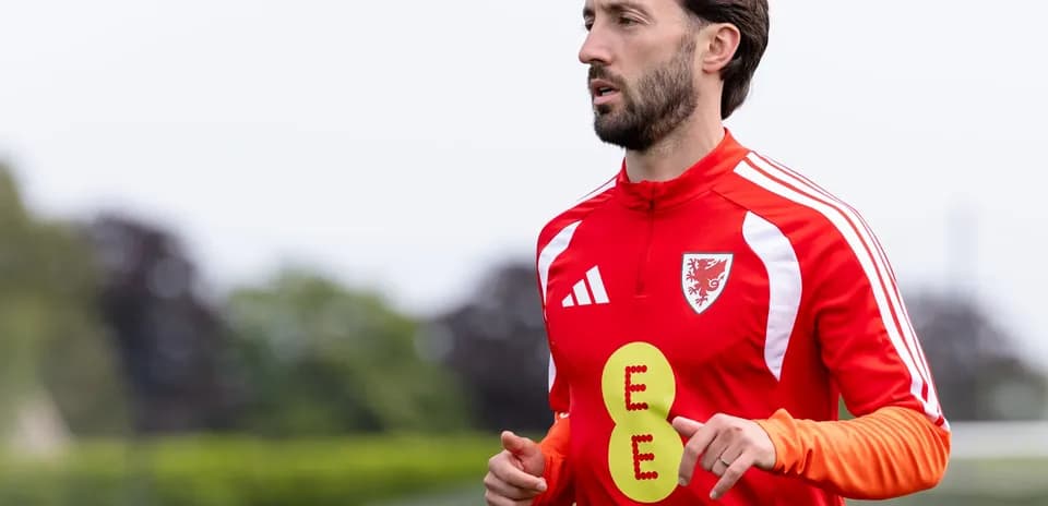 Jugador entrenando en campo con camiseta roja