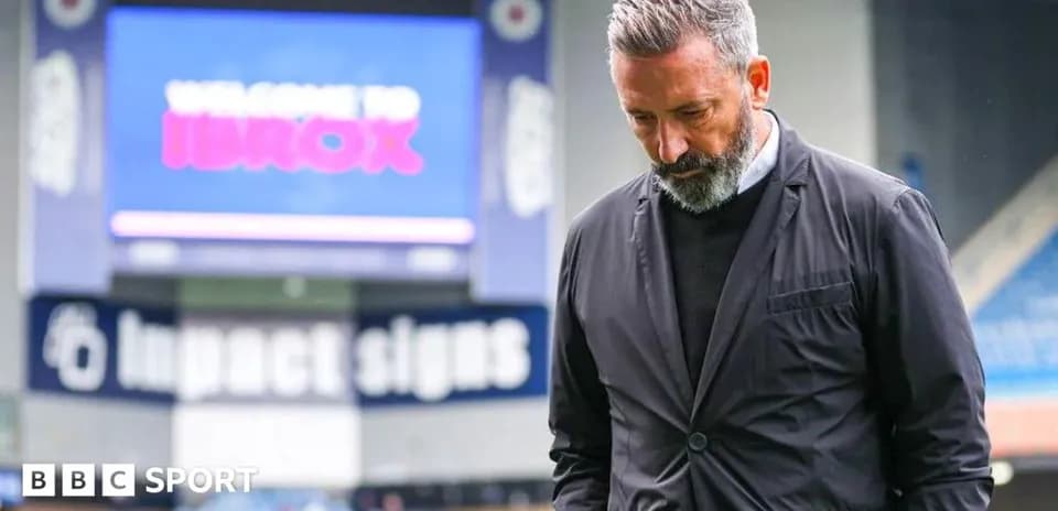 Entrenador caminando en Ibrox Stadium