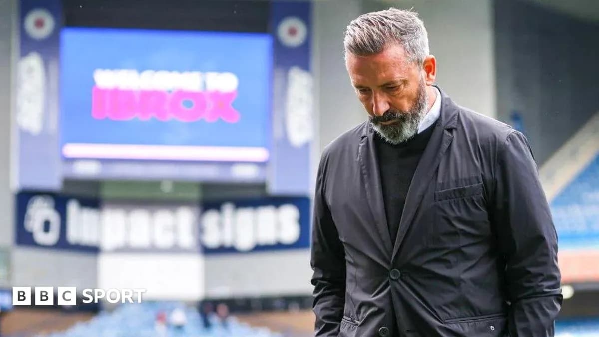 Entrenador caminando en Ibrox Stadium