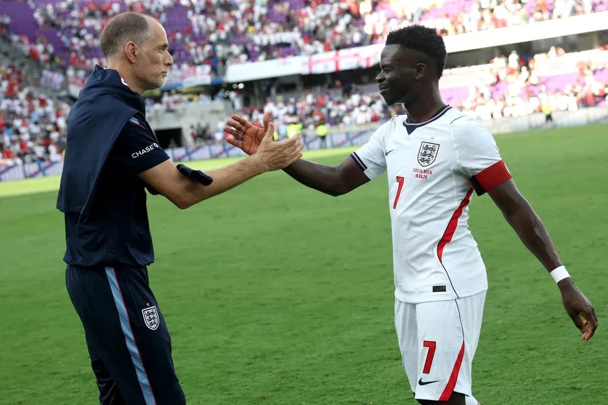 Entrenador y jugador de Inglaterra se saludan en el campo