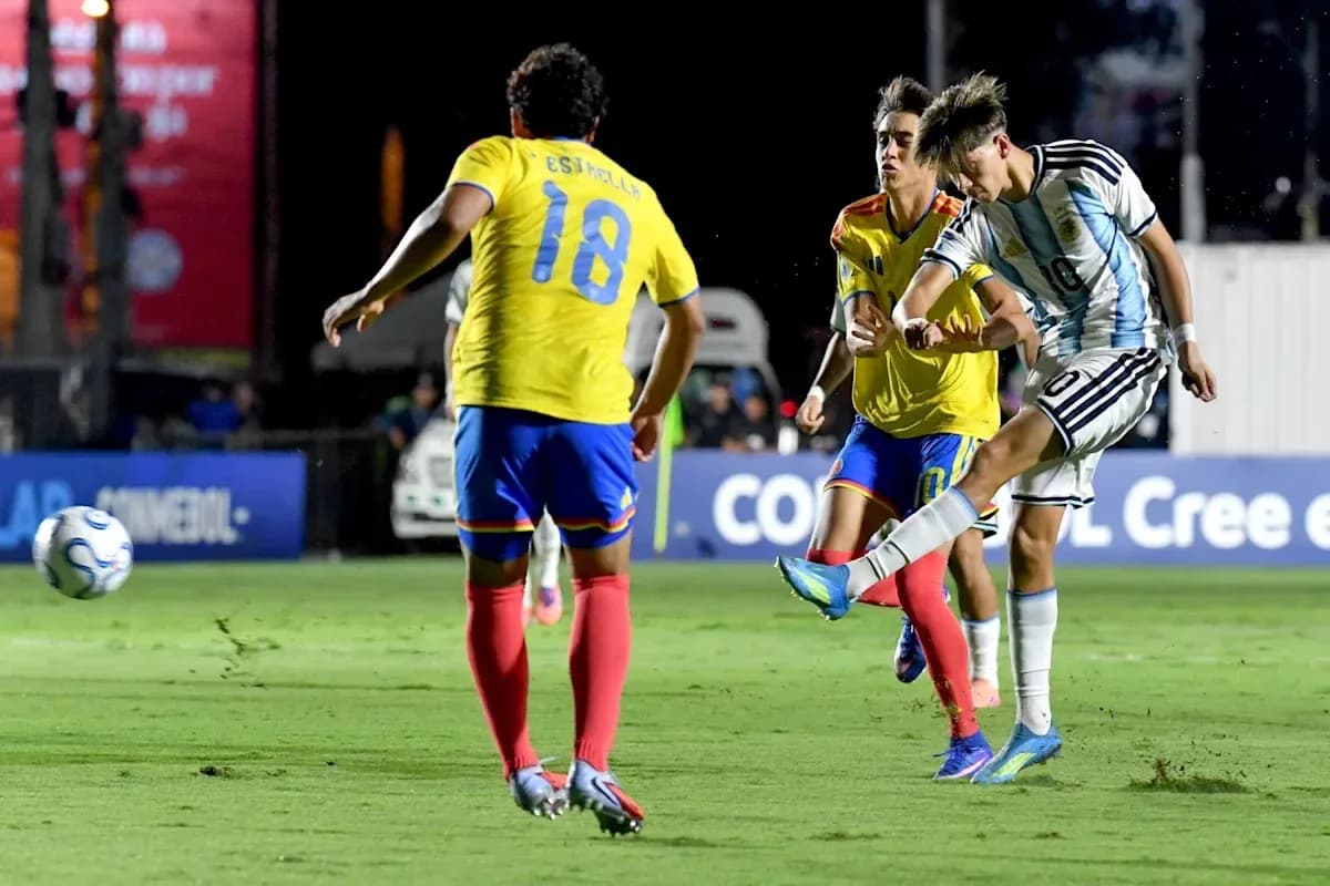Jugador argentino disparando mientras dos rivales lo marcan