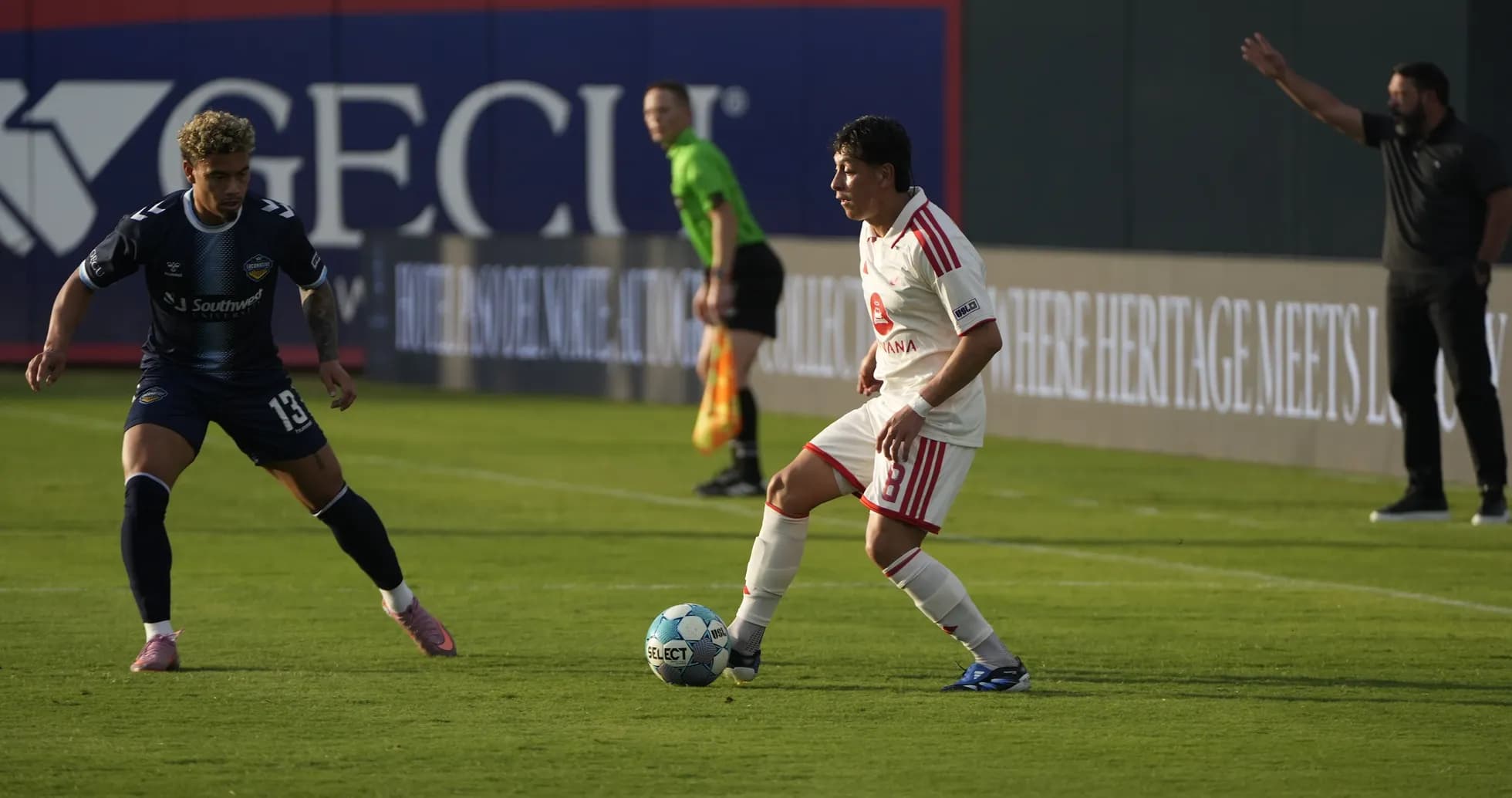 Jugador de El Paso Locomotive con el balón