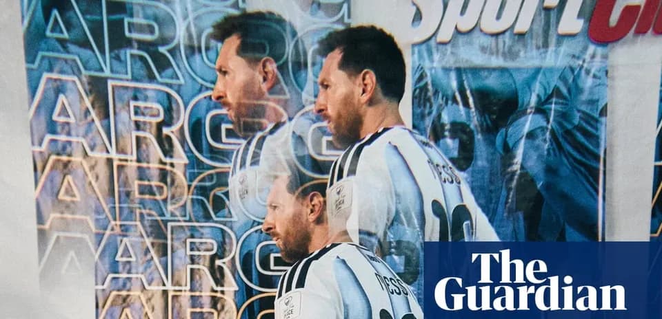 Jugador de fútbol en camiseta argentina posando para cámara