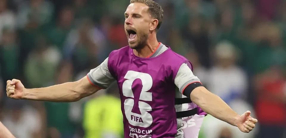 Jugador celebrando con camiseta de FIFA en el campo