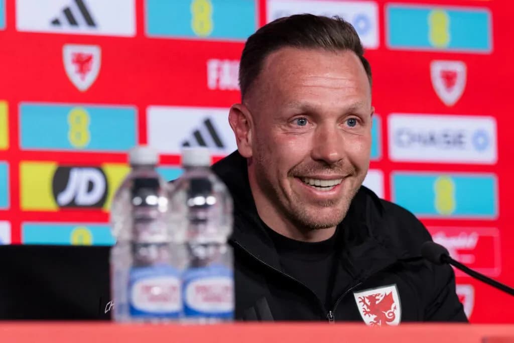 Entrenador en conferencia de prensa con sonriendo