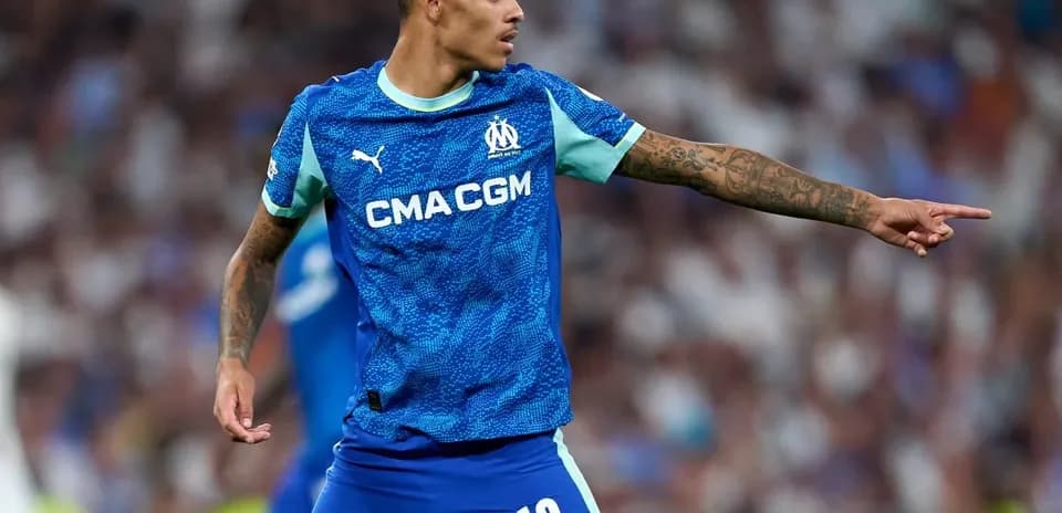 Jugador de Olympique de Marseille señalando durante partido