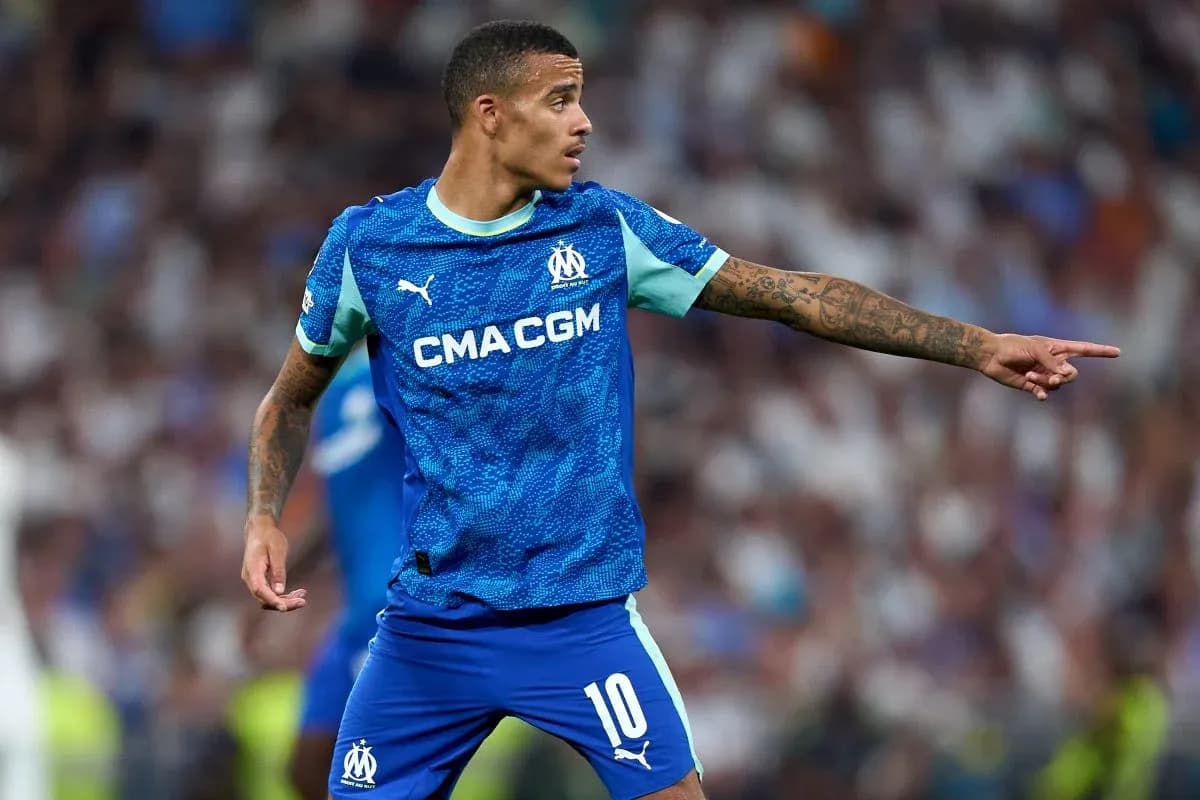 Jugador de Olympique de Marseille señalando durante partido
