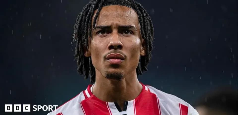 Jugador de Brentford en lluvia durante el partido