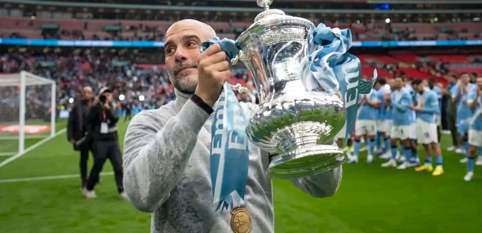 Entrenador levantando el trofeo en Wembley