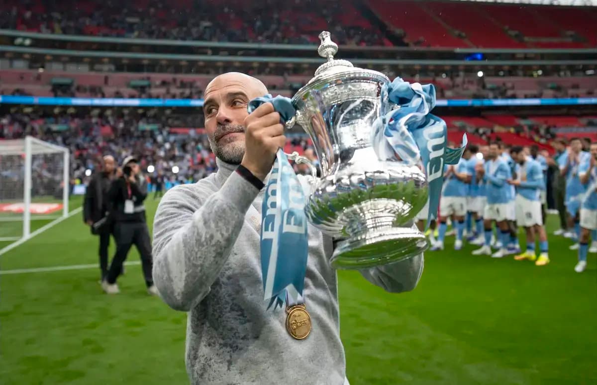 Entrenador levantando el trofeo en Wembley