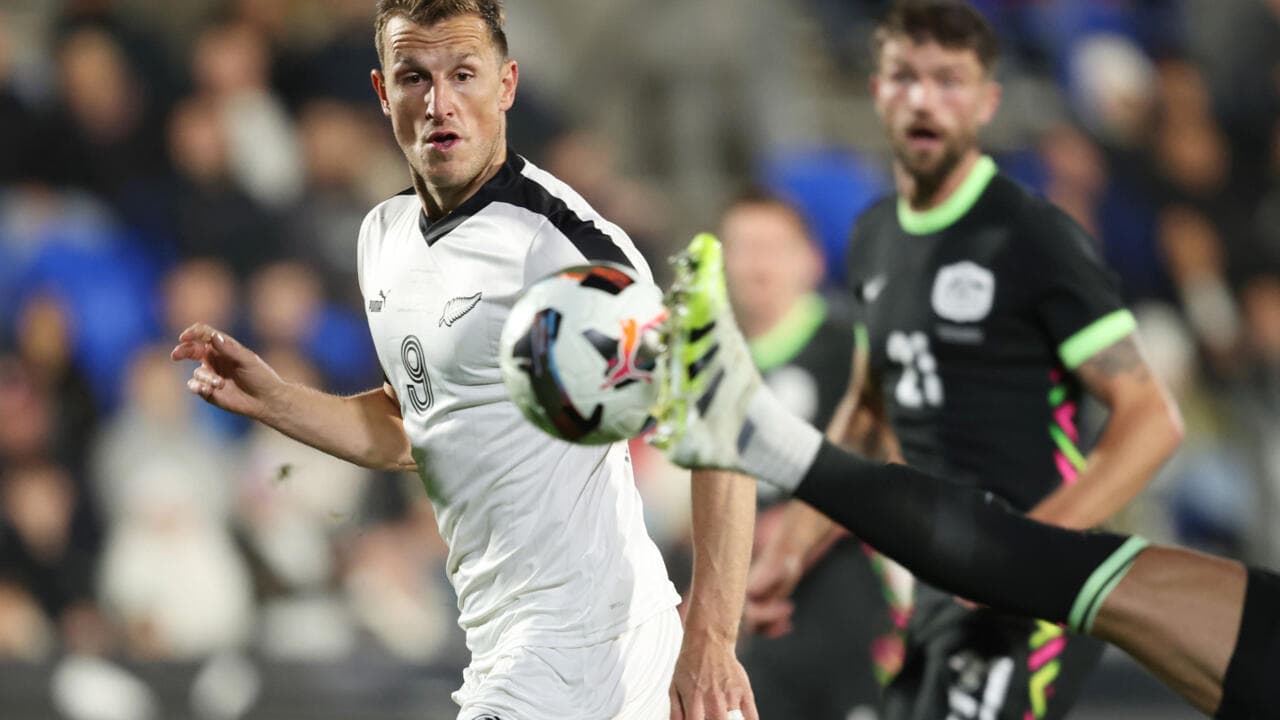 Jugador de Nueva Zelanda interceptando un balón en partido