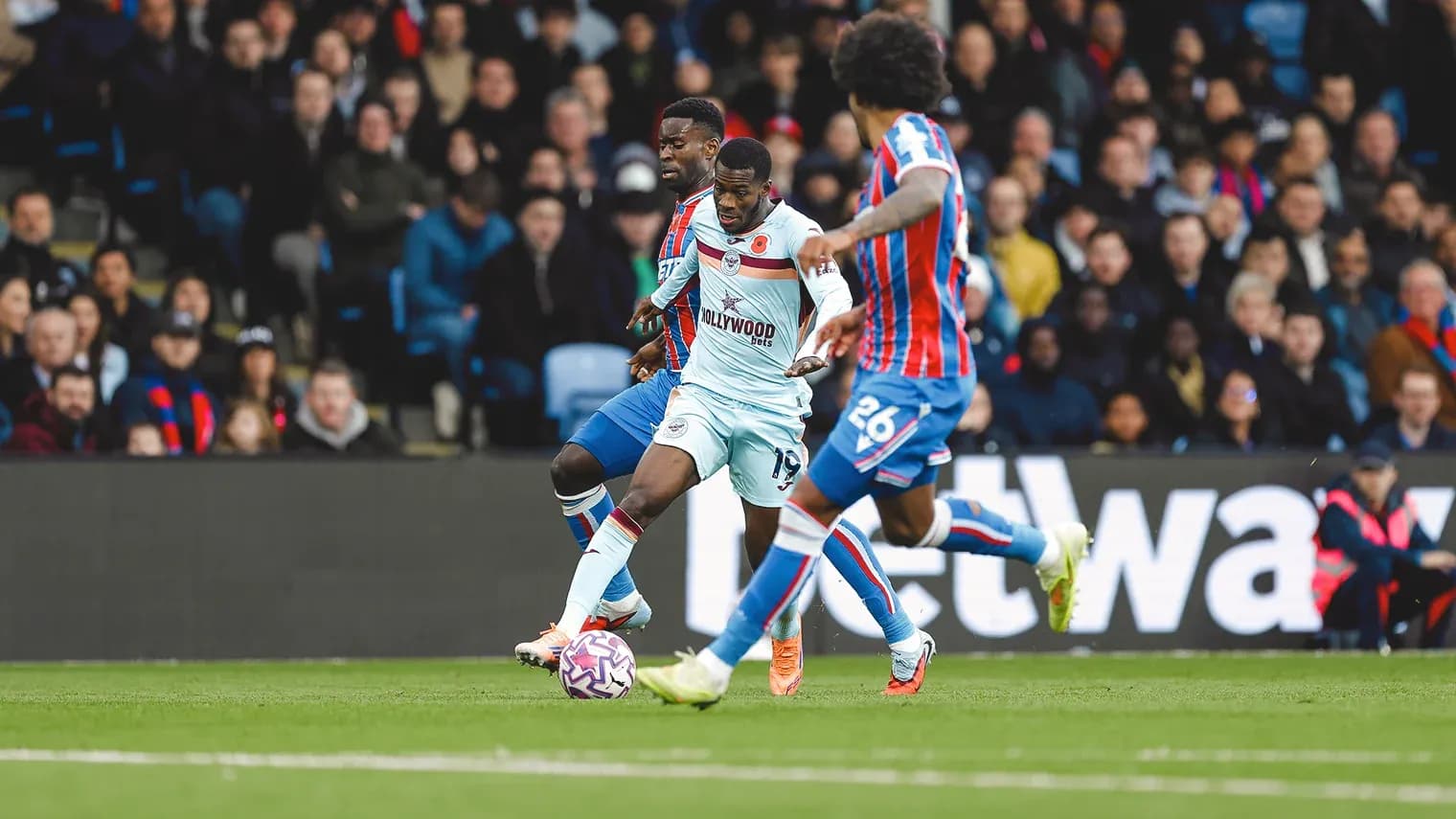 Jugadores de Brentford y Crystal Palace en acción