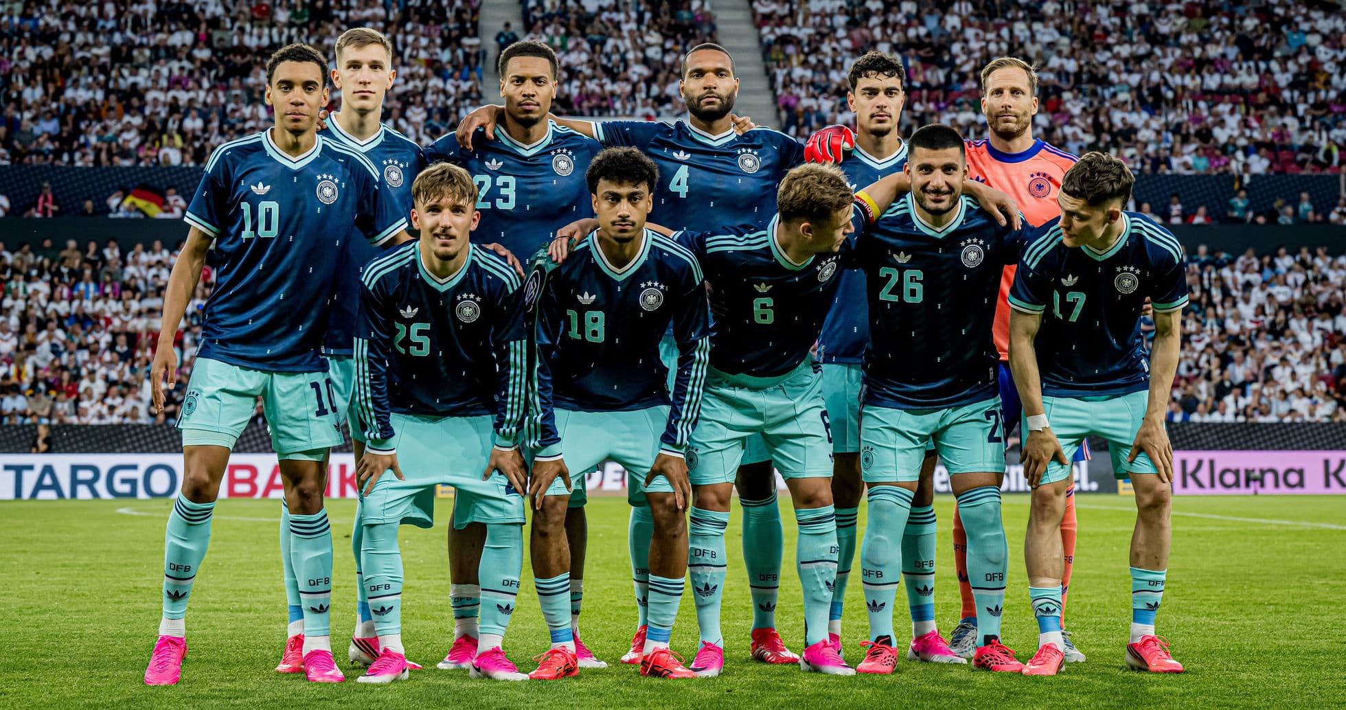 Equipo de fútbol de Alemania posando en el campo