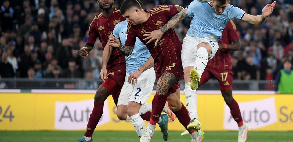 Jugadores de AS Roma y Lazio en acción