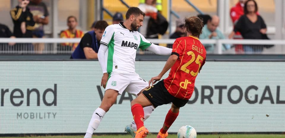 Jugador de Sassuolo desafiando a Gallo de Lecce