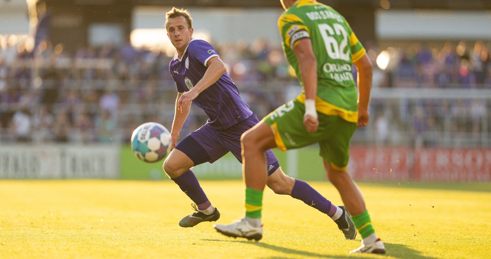 Jugador de Louisville City controlando el balón