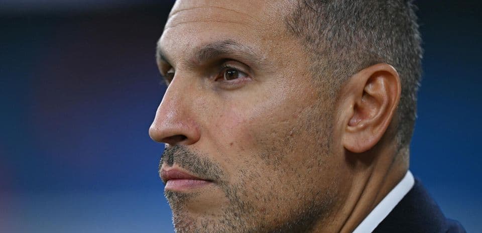 Entrenador observando el partido desde la línea lateral