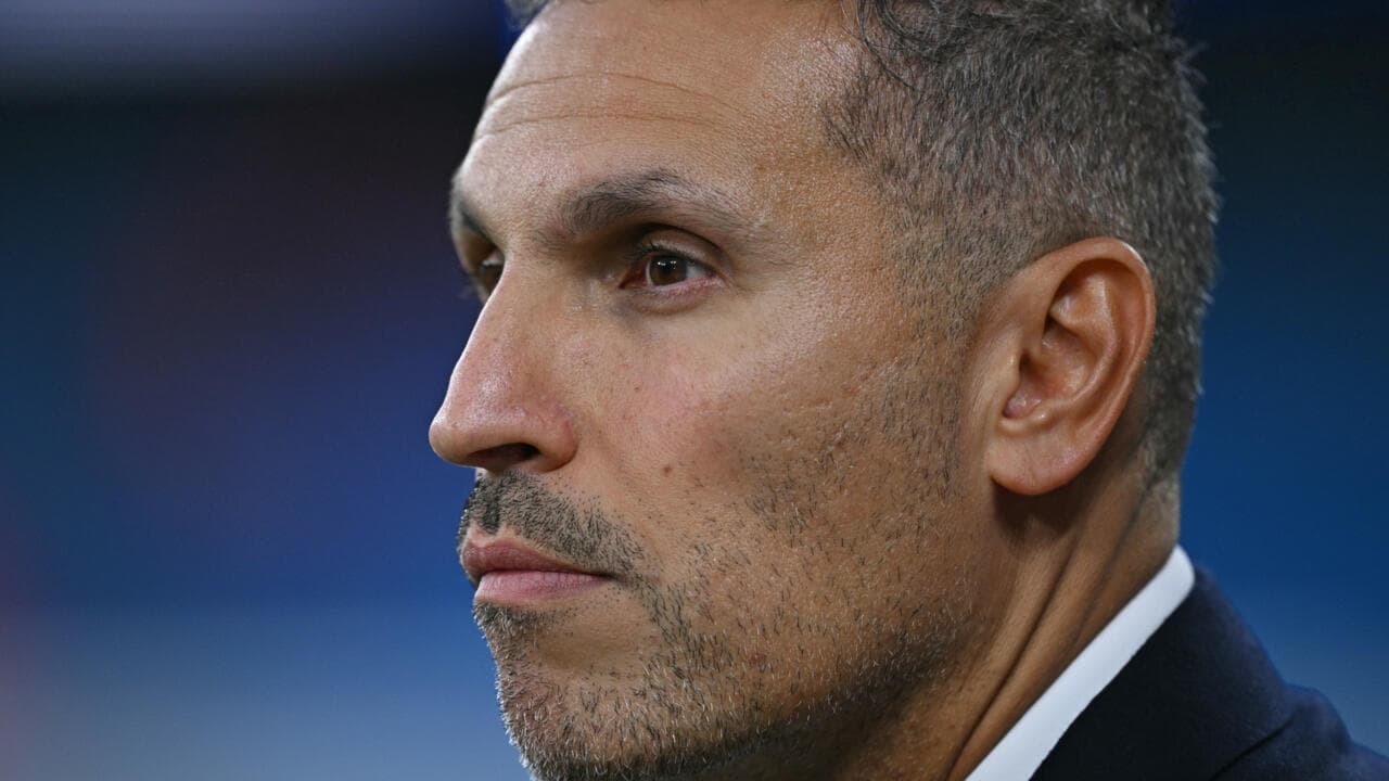 Entrenador observando el partido desde la línea lateral