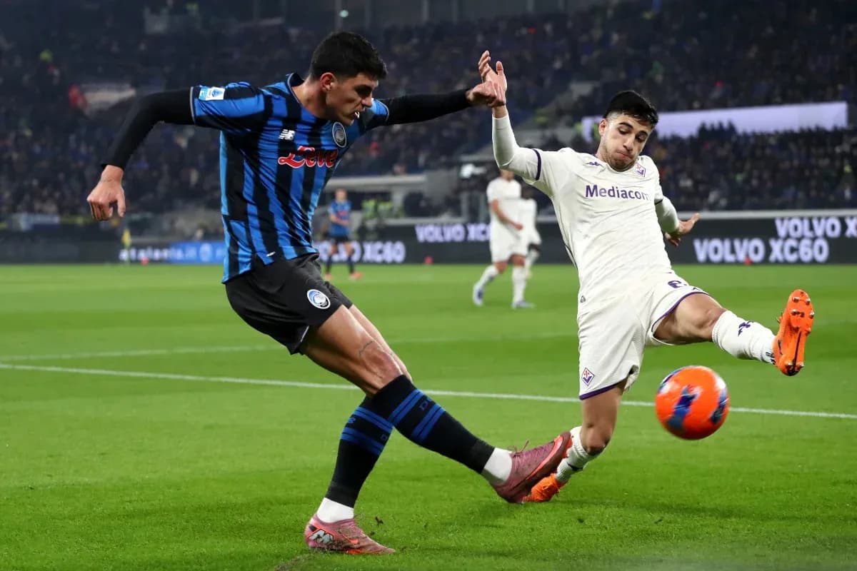 Jugador de Fiorentina en acción contra Atalanta