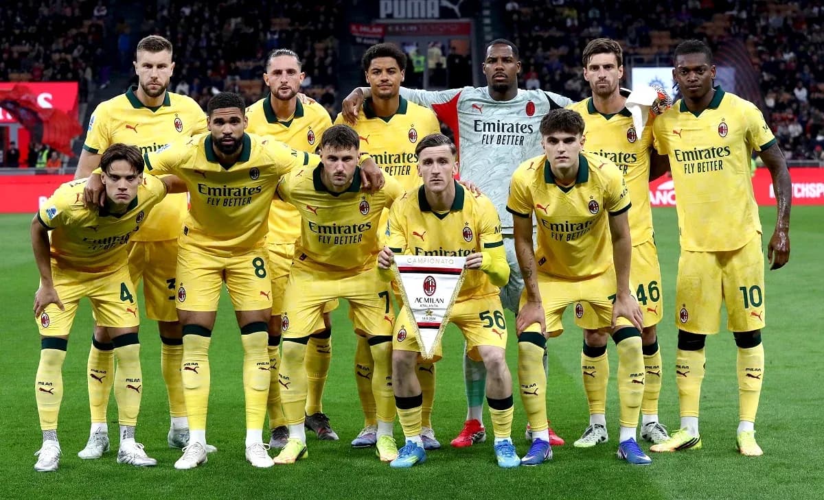 Jugadores de AC Milan posando en el campo