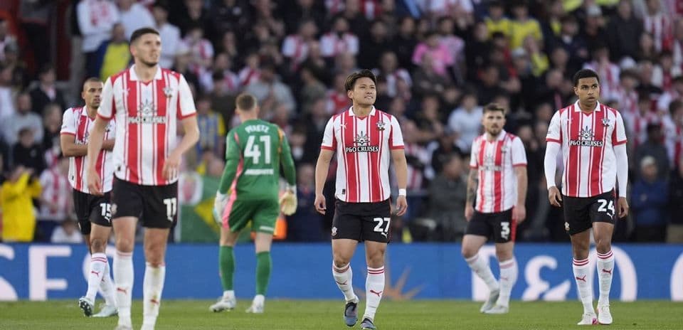 Jugadores de Southampton en el campo tras un partido